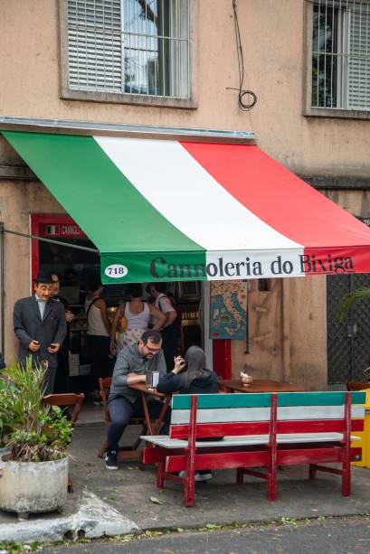 Cannoleria do Bixiga: fachada da loja com cores da bandeira da Itália