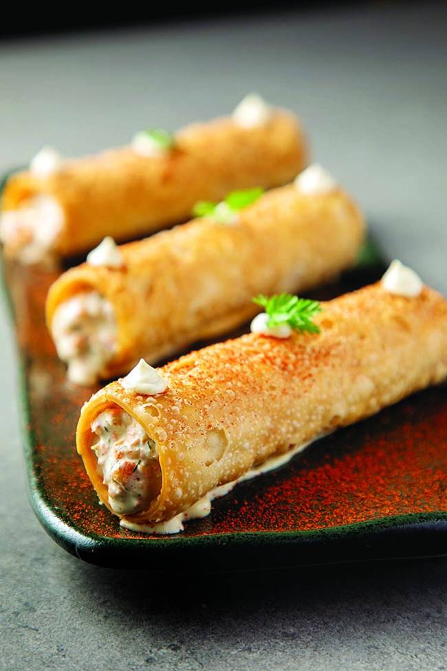 Vários cannoli em cima de prato