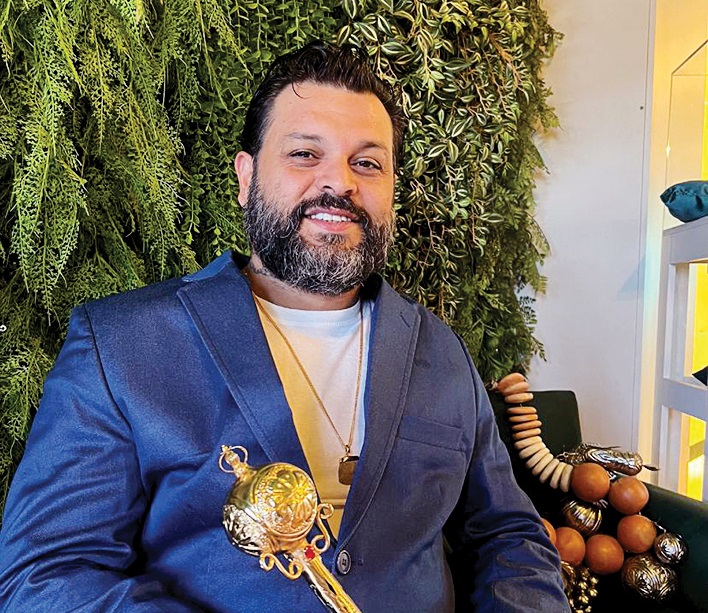 ‘Joalheiro dos Orixás’ conquista Alcione e Zezé Motta com peças históricas