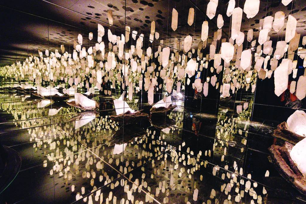 Denise Milan ocupa andar no Farol Santander com dezoito obras