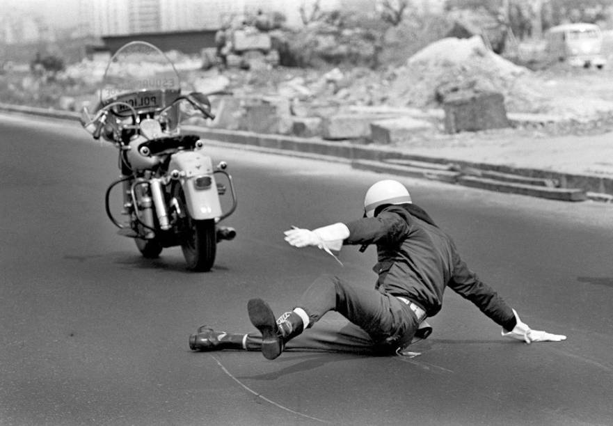 Soldado da FAB cai de motocicleta, em Brasília, em 1965