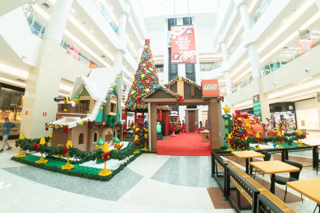 Complexo Tatuapé em SP monta árvore de Natal de Lego com participação do público
