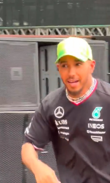 Lewis Hamilton corre em direção ao público