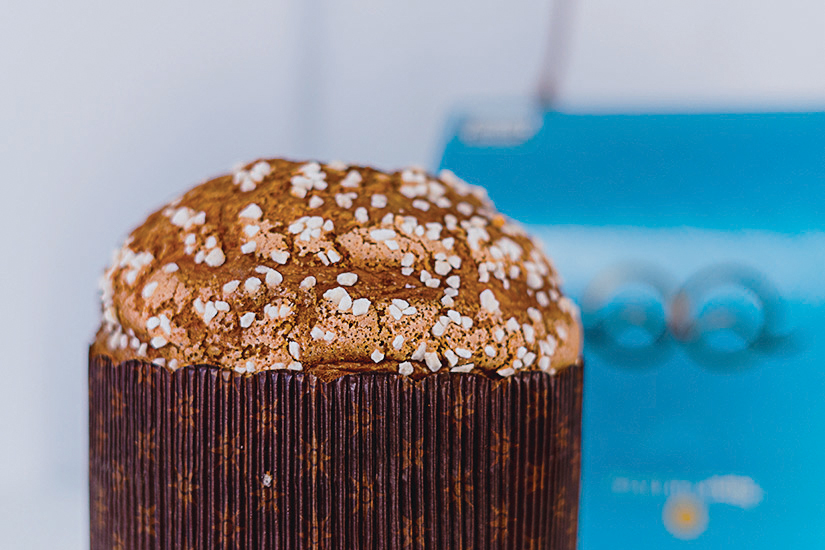 10 lugar – Qui o Qua_PANETTONE Panetone com açúcar e fundo azul da embalagem