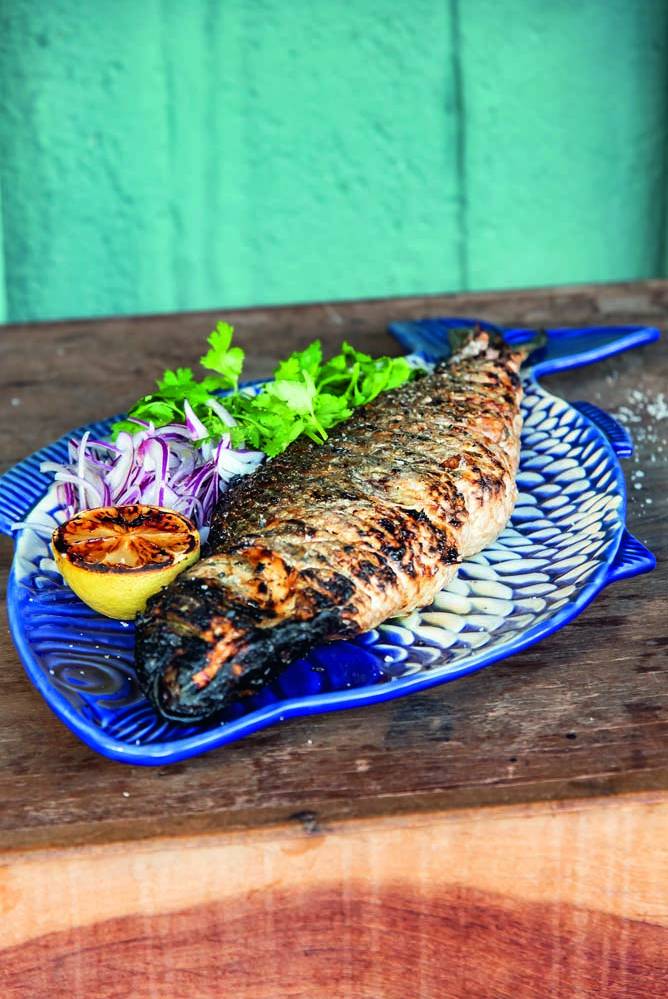 Mar do Zur Travessa azul com peixe inteiro e acompanhamento