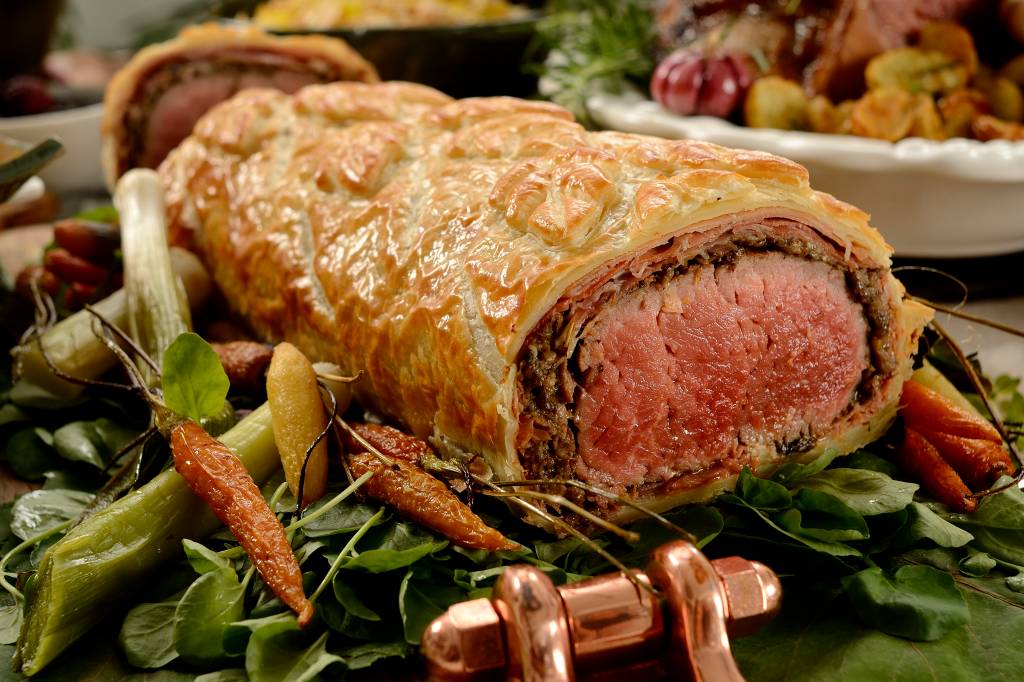 Wellington Nemeth – Fotografo Rolo de carne com massa folhada e enfeites em volta