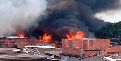 Incêndio atinge Vila dos Pescadores em Cubatão