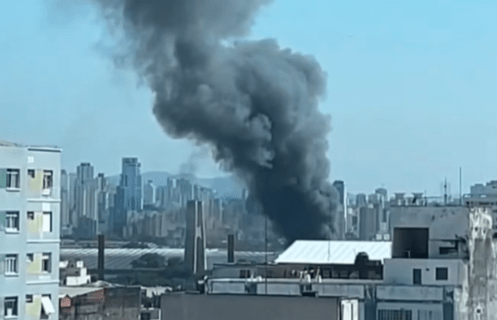 Incêndio atinge casas no Bom Retiro, em São Paulo