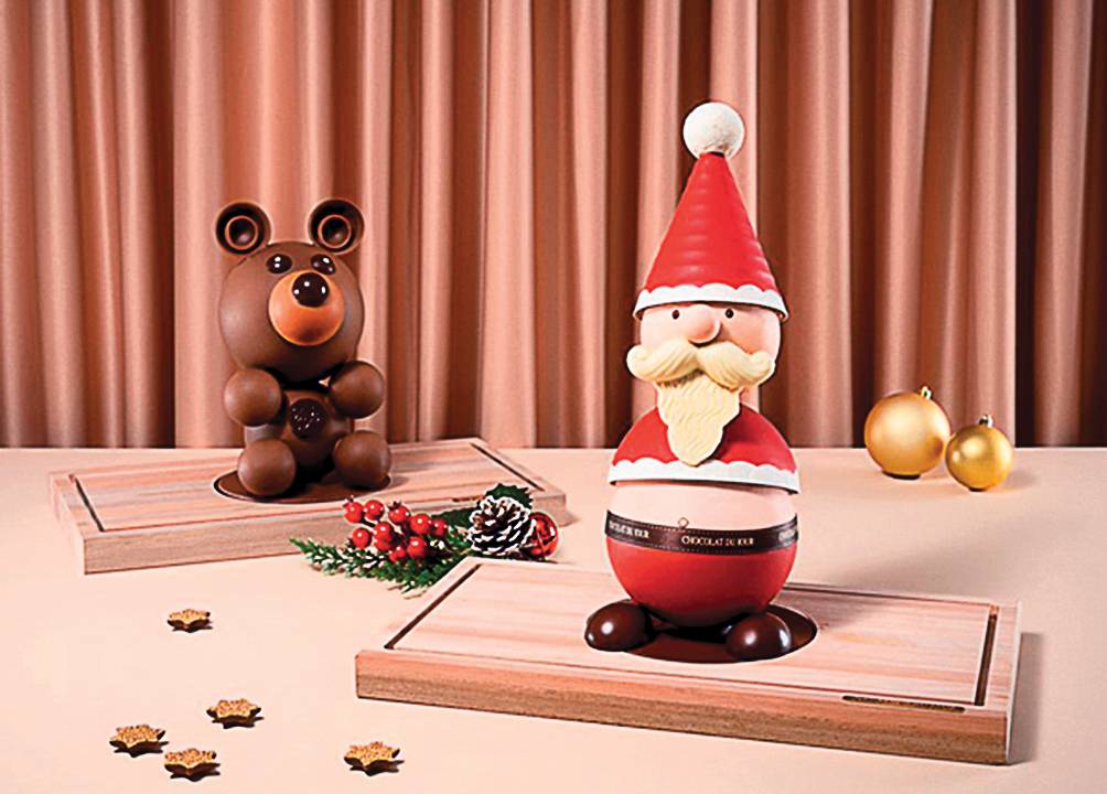 Papai Noel e urso de chocolate com fundo rosa