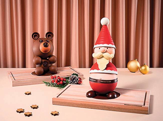 Pão doce alemão, sorvete, chocolate e outras guloseimas em clima natalino