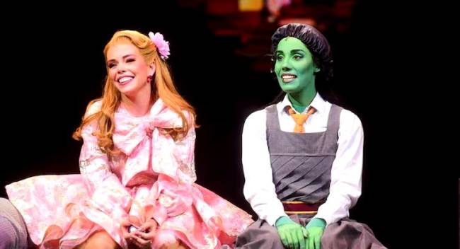 Fabi Bang e Myra Ruiz estrelando como Glinda e Elphaba, no musical 'Wicked'