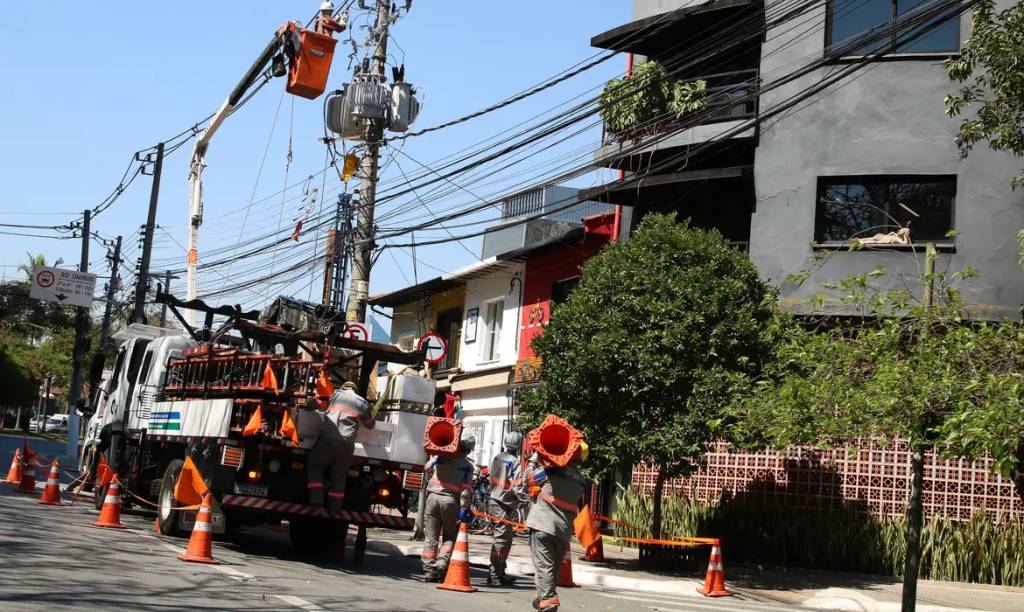 Mais de 180 mil clientes seguem sem luz após temporais na Grande São Paulo