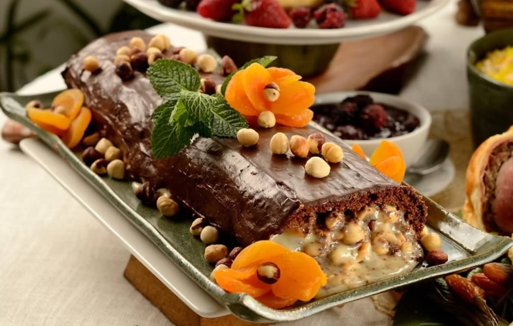 tronco choco Sobremesa em cima de travessa e enfeitado com flores