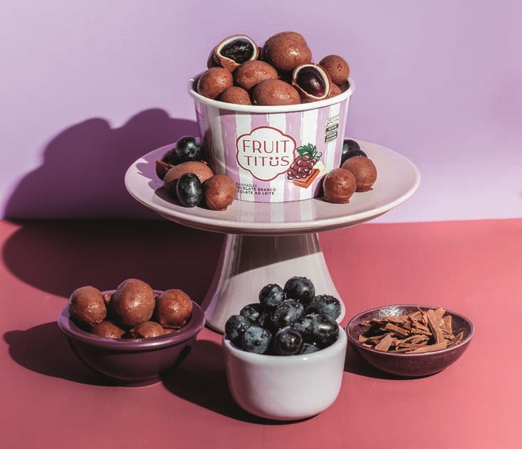 Conheça a Fruit-Titüs, linha de frutas congeladas com chocolate Dengo