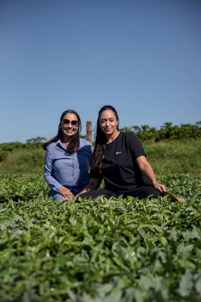 Abadia (E) e Julia Nasr (D) com as novas mudas na Fazenda São Luiz Café por elas