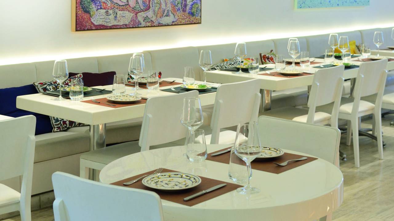 Midi Forneria Enoteca estreia com menu variado e 250 rótulos de vinhos