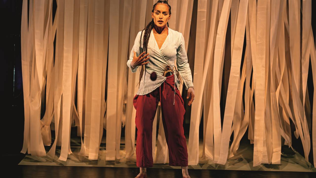 Rebeca Jamir em cena de O Ninho, um Recado da Raiz
