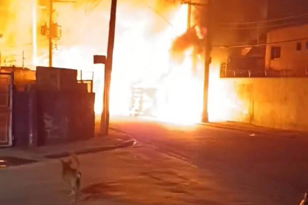 Caminhão tomba e homem morre carbonizado na Zona Norte