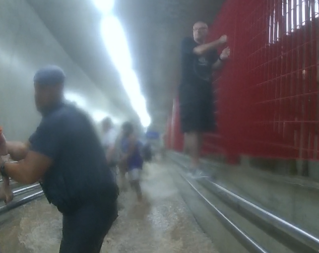 Câmera de PM flagrou salvamento de passageiros de estação alagada