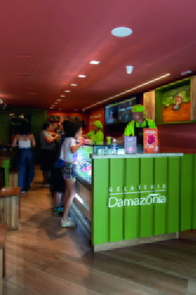 Gelateria Damazônia Pessoas pedindo sorvete no balcão