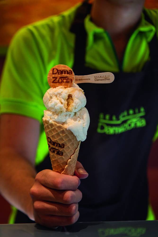 Gelateria Damazônia Sorvete na casquinha com pessoa segurando