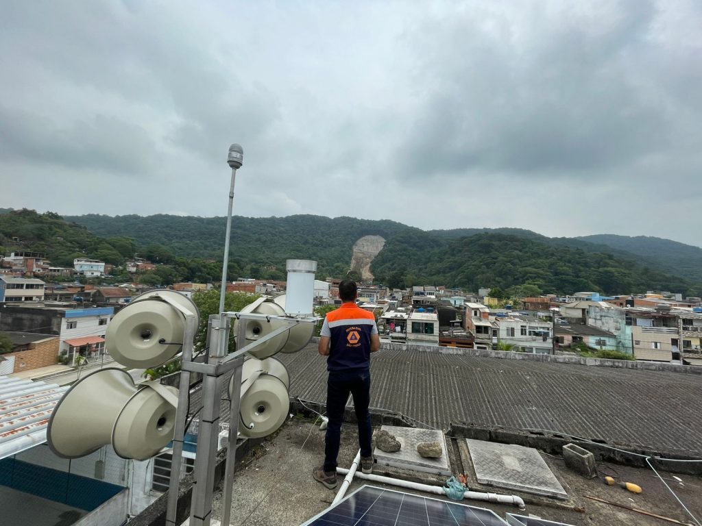 Defesa Civil emite alerta de nível extremo para chuvas no Guarujá (SP)