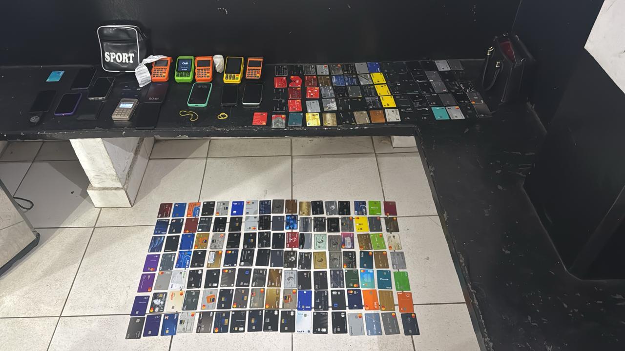 Polícia prende quadrilha de clonagem de cartões durante bloco de pré-Carnaval