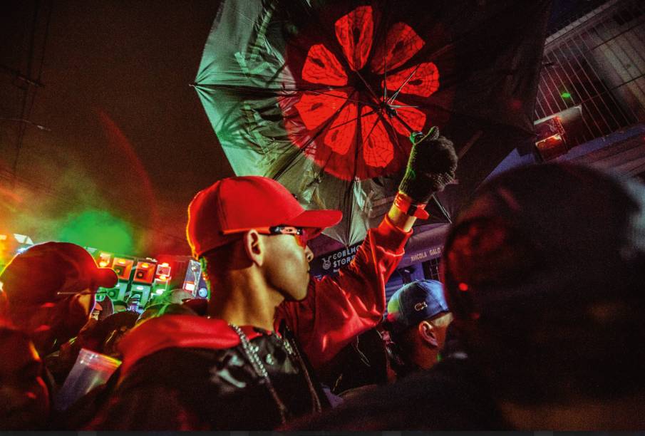Festa em Paraisópolis: baile funk pelas lentes de Marcela Novais Festa em Paraisópolis: baile funk pelas lentes de Marcela Novais