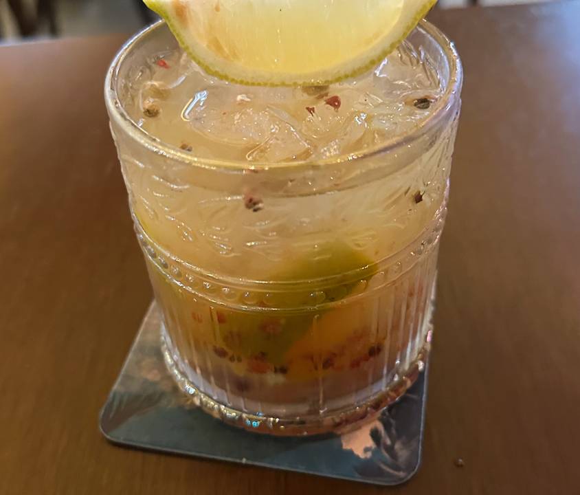 Caipirinha de lima-da-pérsia: acréscimo de pimenta-rosa