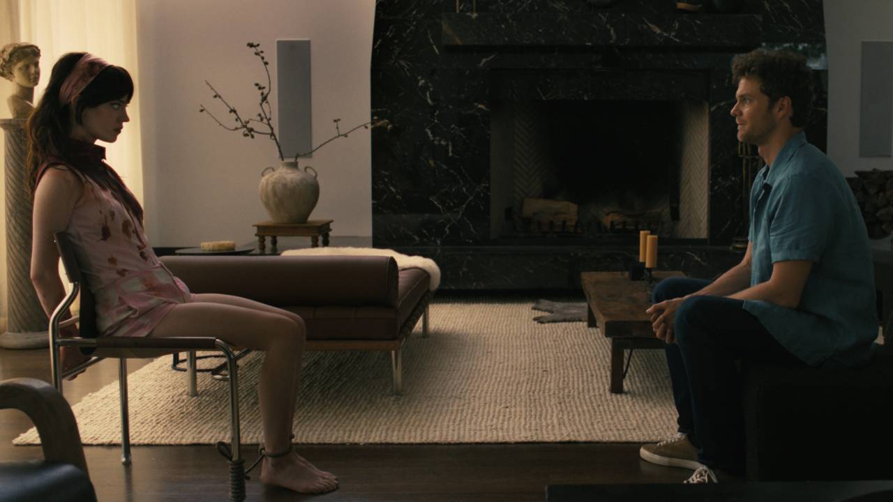 Cena de 'Acompanhante Perfeita': Sophie Thatcher e Jack Quaid