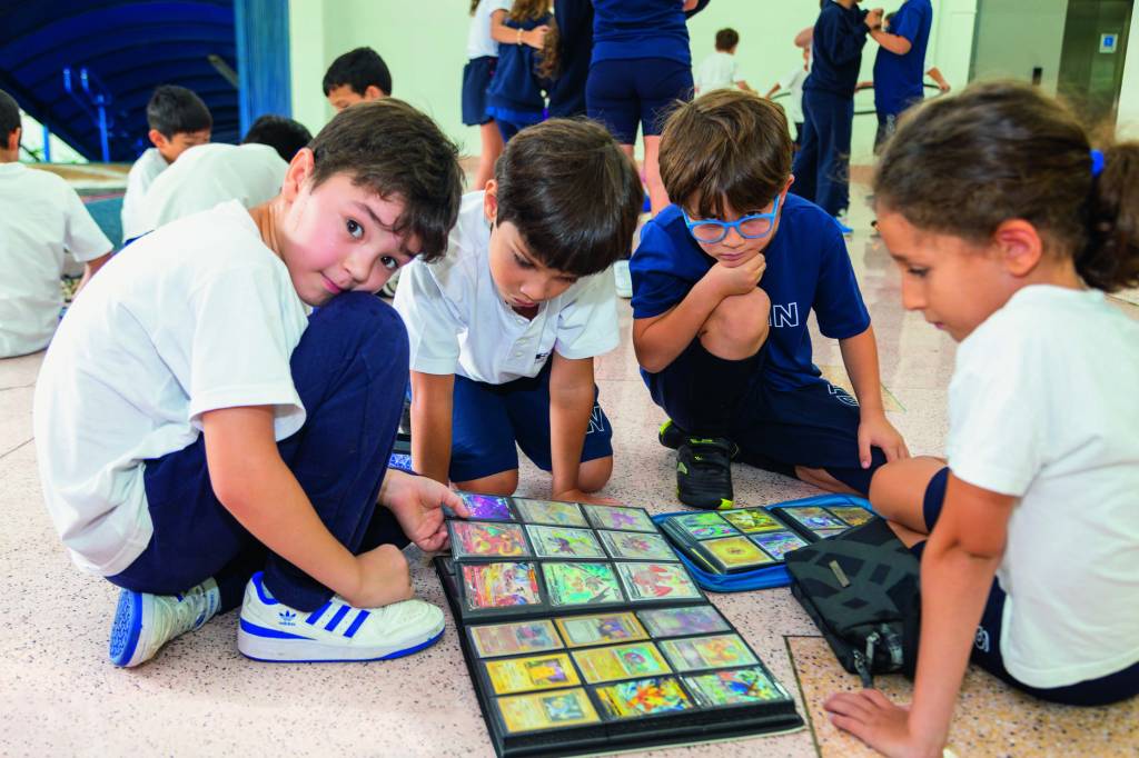 Estudantes voltam às aulas, com celulares proibidos