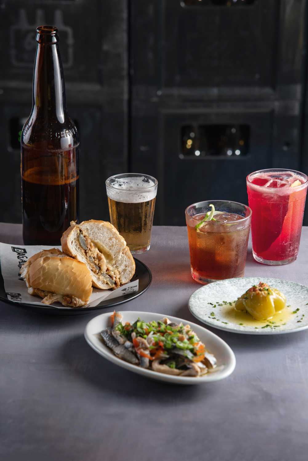 Bagaceira Copos e pratos com bebidas e acepipes em cima de mesa