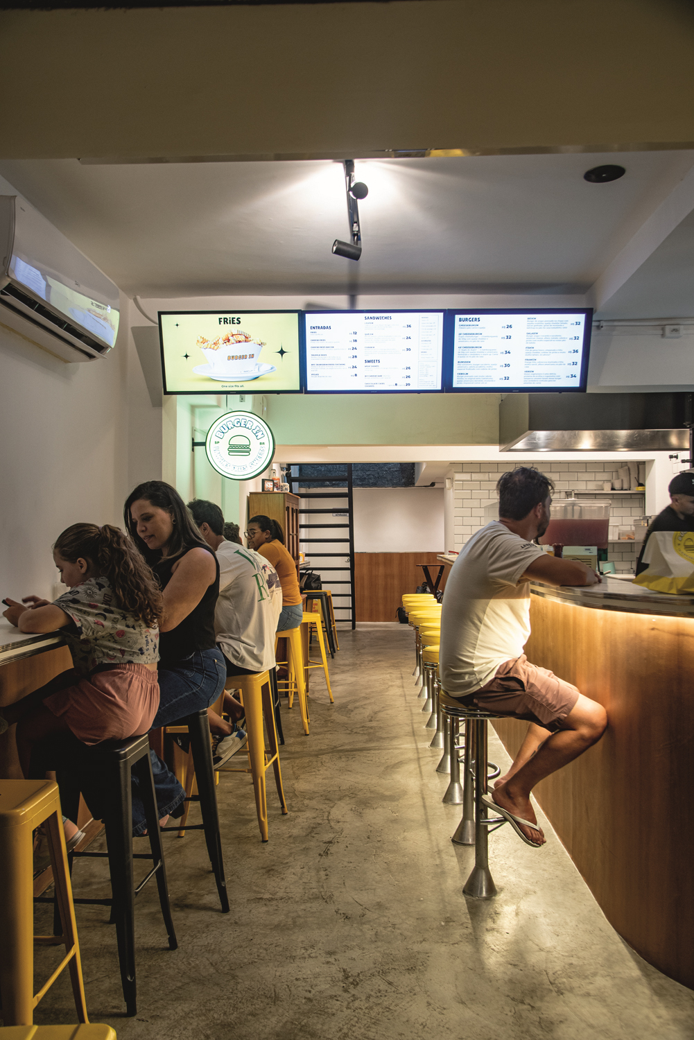 Burger iN 029 Balcões com pessoas sentadas