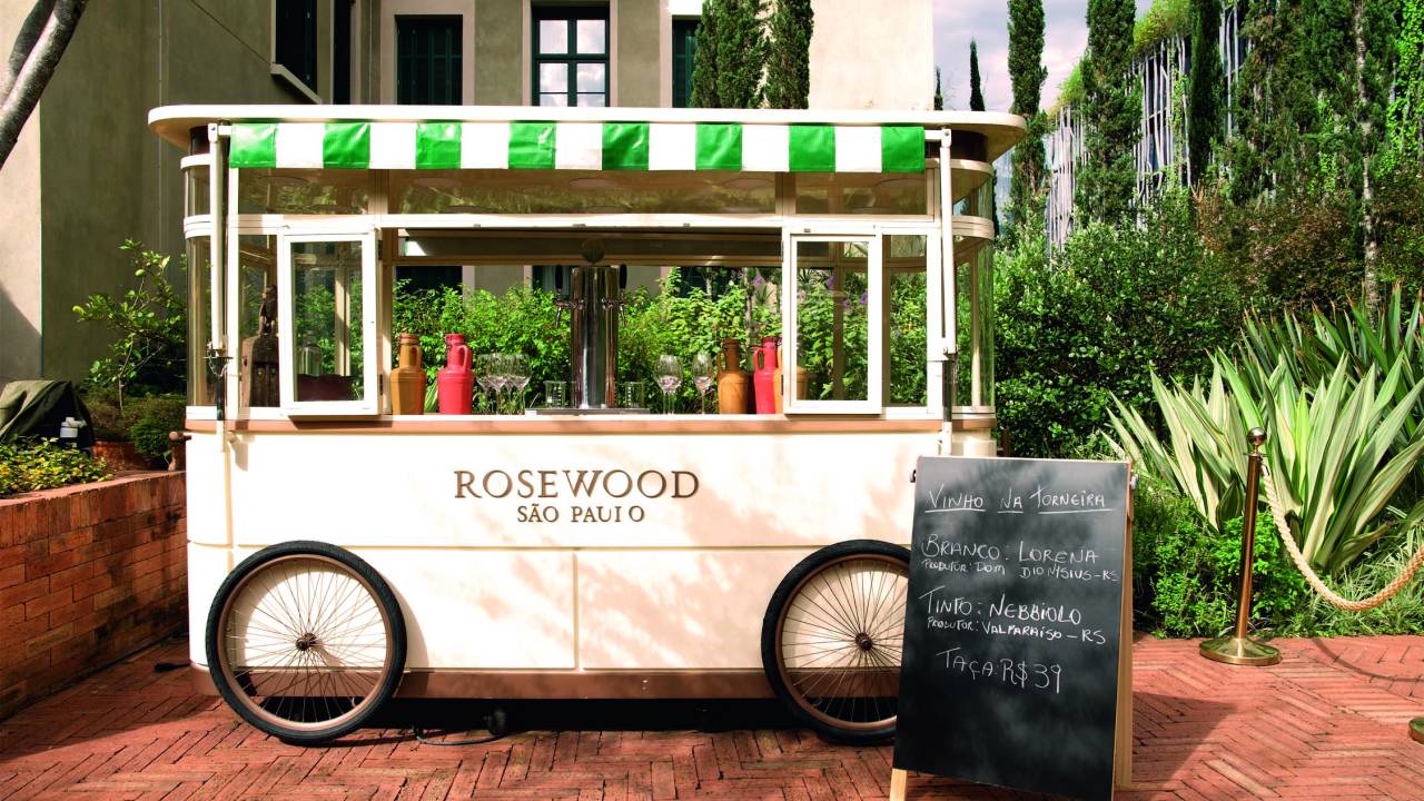 Carrinho do Rosewood São Paulo serve vinhos do projeto Tão Longe, Tão Perto