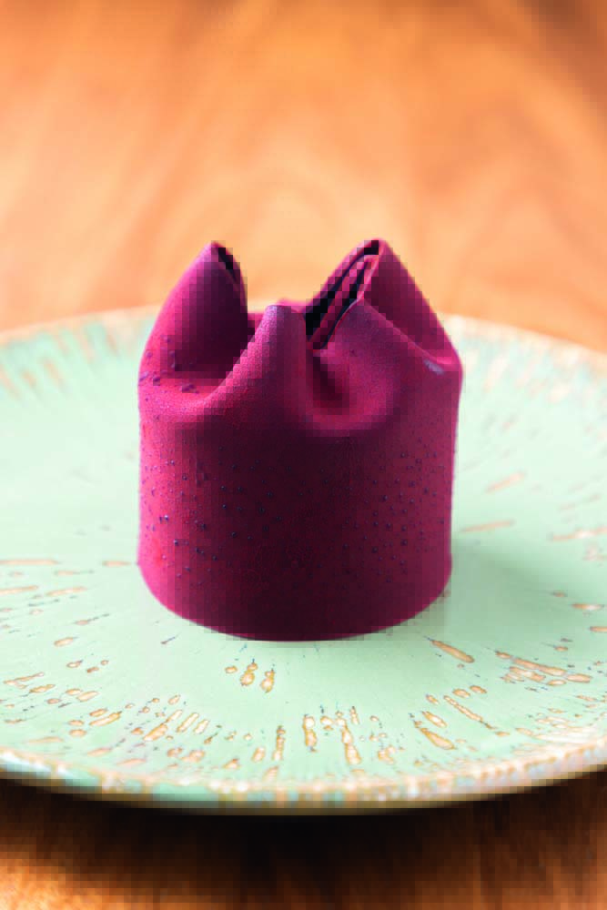 entremet de chocolate e avelã _ Joya Boulangerie Doce em forma de saquinho de joias roxo