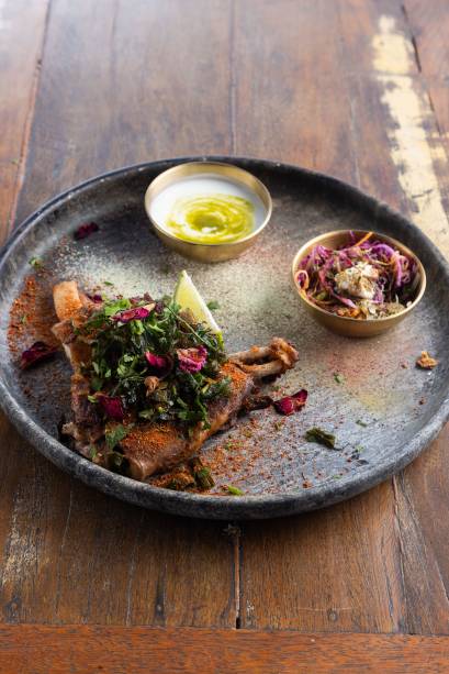 Kebab Salonu: kuzu kaburga é costela de cordeiro em crosta de bahar e ervas com manteiga Kebab Salonu: kuzu kaburga é costela de cordeiro em crosta de bahar e ervas com manteiga