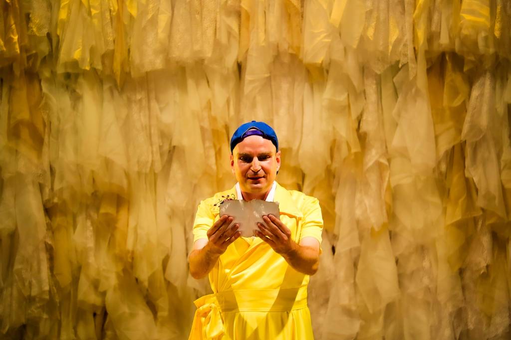 ‘Denis e a Saga do Abraço’ chega ao Teatro Cacilda Becker