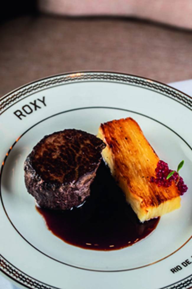 Prato com carne e molho e mandioca