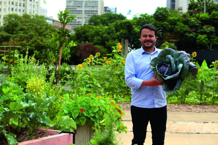 Rodrigo Goulart, secretário Municipal de Desenvolvimento Econômico e Trabalho, na horta do estacionamento da Câmara Municipal