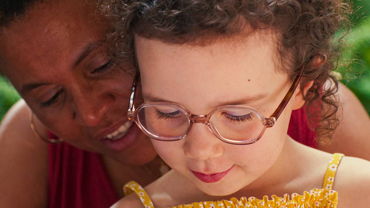 Cleo, menina de 6 anos, e babá Gloria: aventura fantasiosa no verão