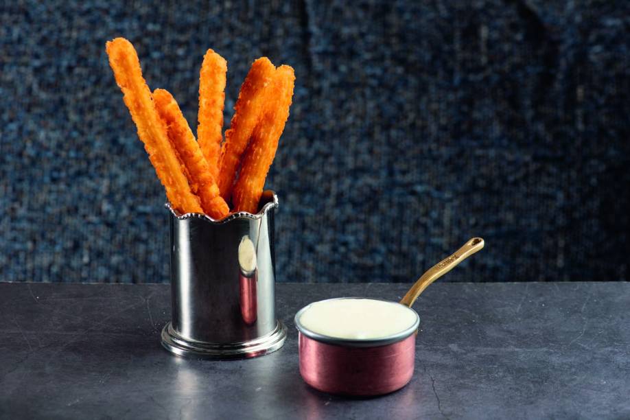 Bastoncini do Marena Cucina: palitos crocantes de massa de nhoque frita e fonduta de parmesão Bastoncini do Marena Cucina: palitos crocantes de massa de nhoque frita e fonduta de parmesão