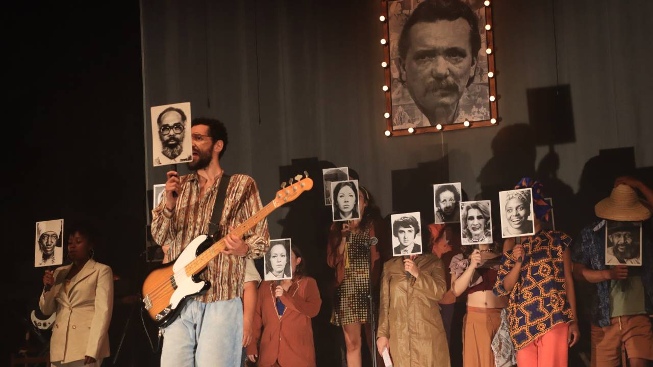 Cena de Um Grito Parado no Ar, peça de Gianfrancesco Guarnieri