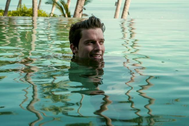 Patrick Schwarzenegger em cena da terceira temporada de 'The White Lotus'
