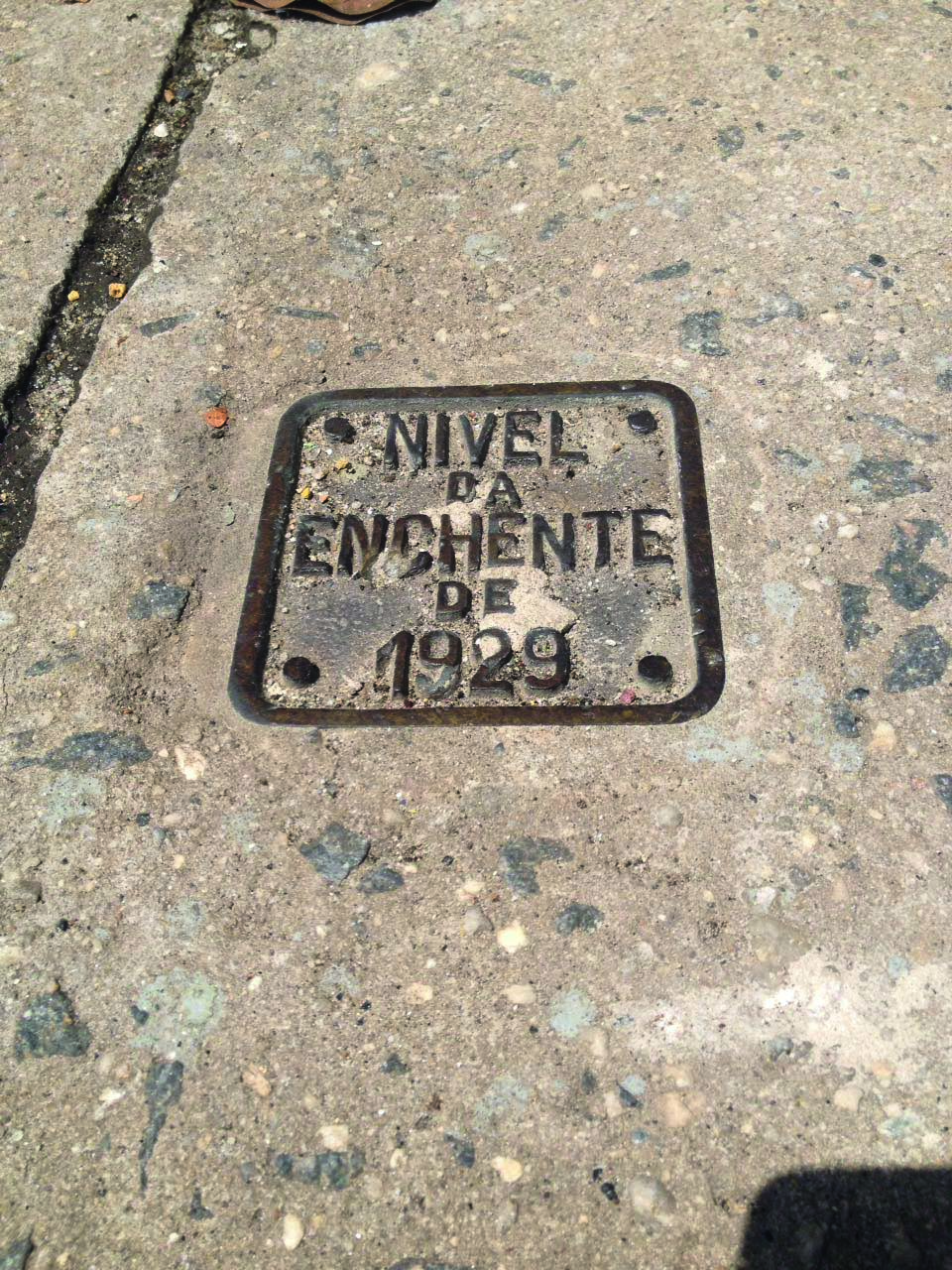 Placa na Rua Porto Seguro: enchente em 1929