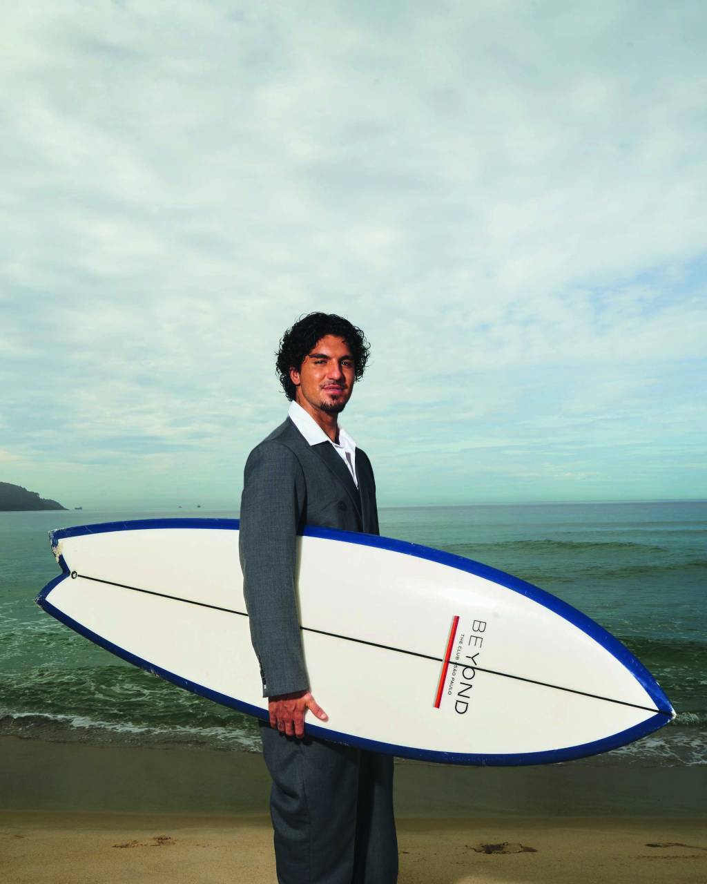 Gabriel Medina surfa na onda imobiliária