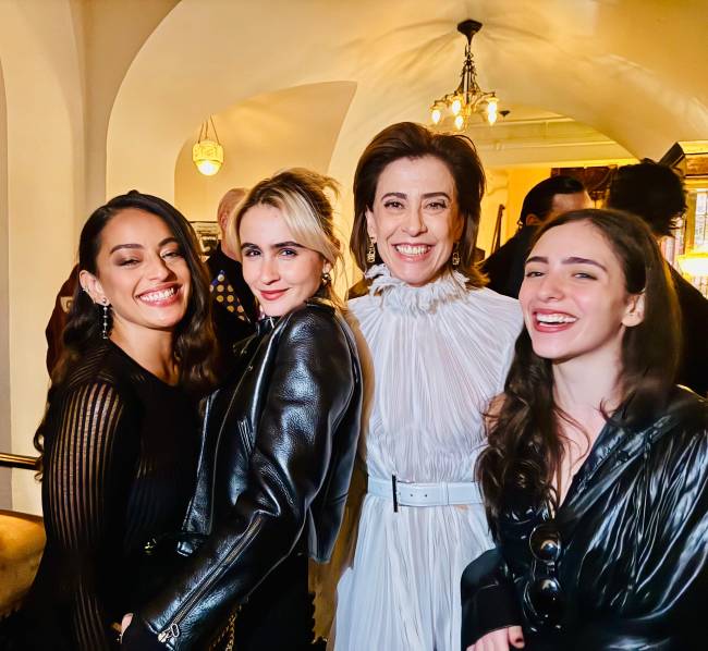 AEA_Los Angeles_Créditos_ Anna Luiza Muller Fernanda Torres e atrizes do elenco de