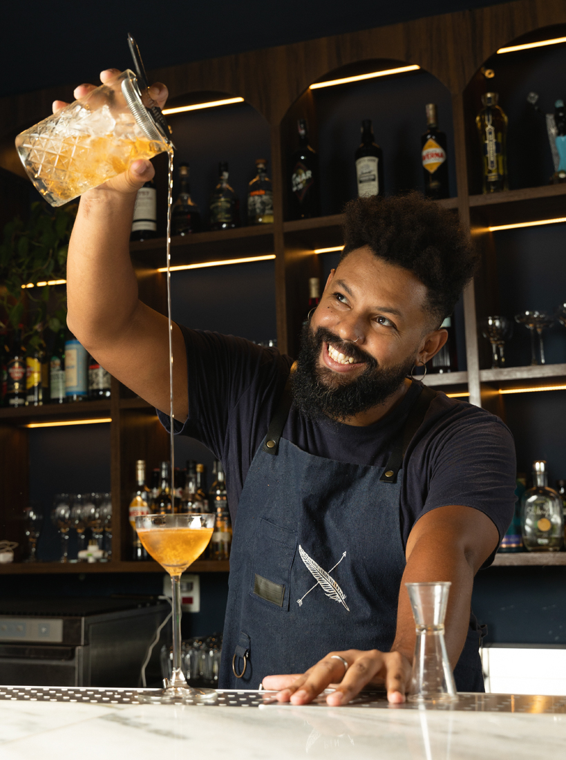 BLUBARDOMAR7.jpg Homem fazendo drinque e sorrindo