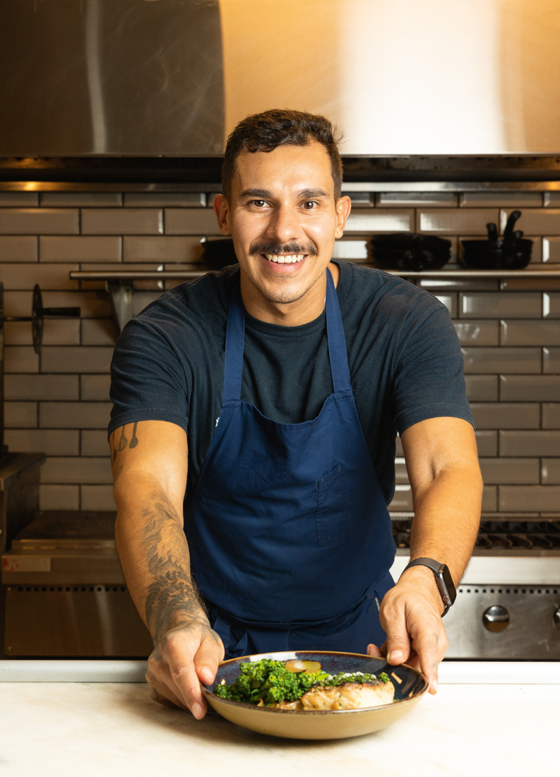 BLUBARDOMAR75.jpg Homem sorrindo segurando o prato