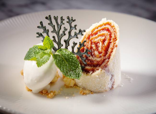 BOLO DE ROLO COM SORVETE DE CATUPIRY 2.jpg unique-garden-gastronomia