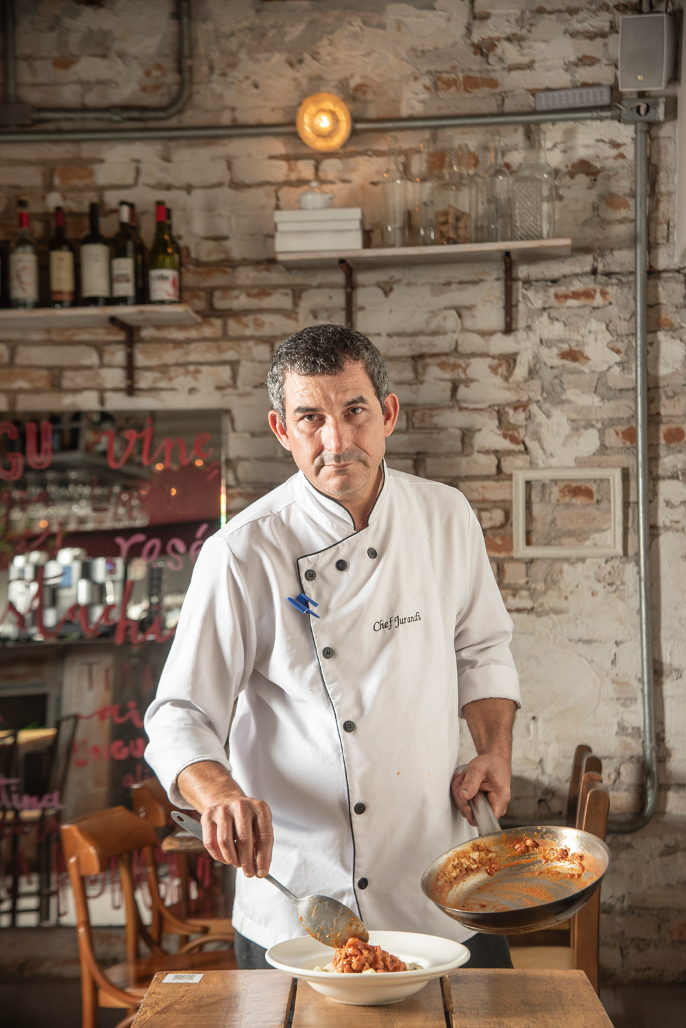 Balcone – – Chef Jurandyr Oliveira 040.jpg Homem olhando para frente segurando panela